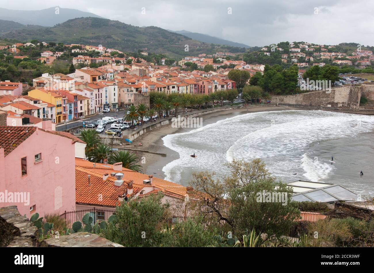 La station balnéaire attrayante et la destination touristique de Collioure avec surfeurs Banque D'Images