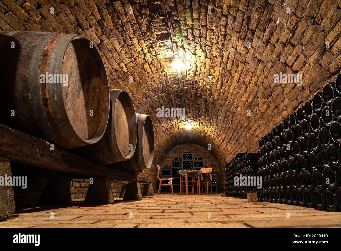 vieux fûts en bois dans la cave à vin rustique avec brique murs en hongrie hajos Banque D'Images