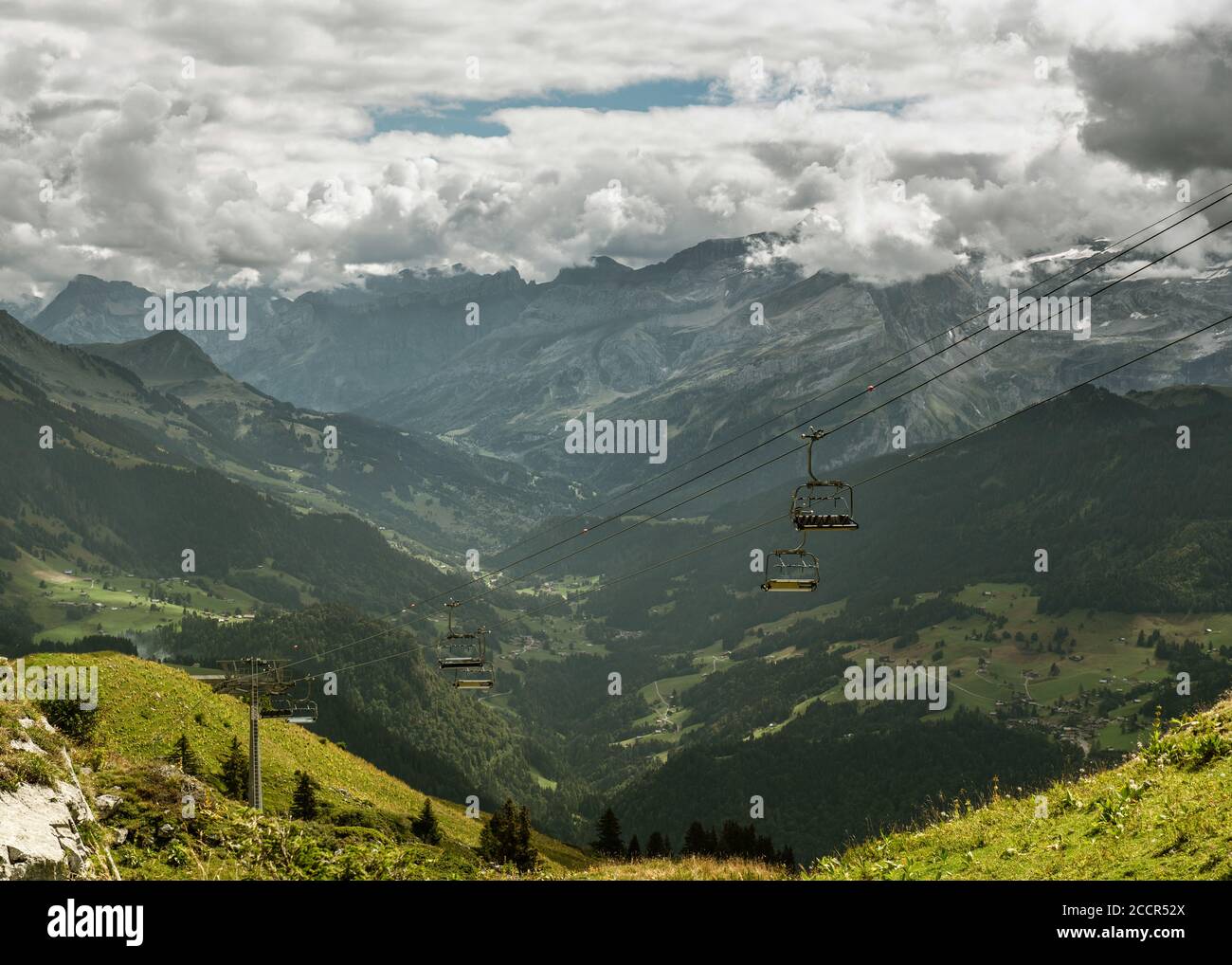 Un ascenseur autour de la Berneuse et une vue sur les montagnes environnantes, la Suisse Banque D'Images