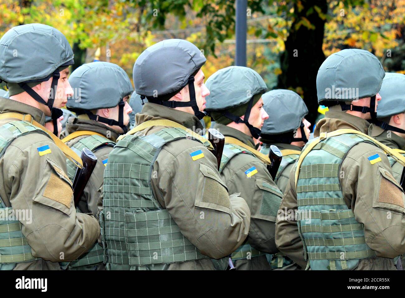 Dnepr, Ukraine, Dnepropetrovsk, 14 octobre 2018. Construire un soldat de l'armée ukrainienne avec une marche d'armes au défilé du jour du défenseur de l'Ukraine Banque D'Images
