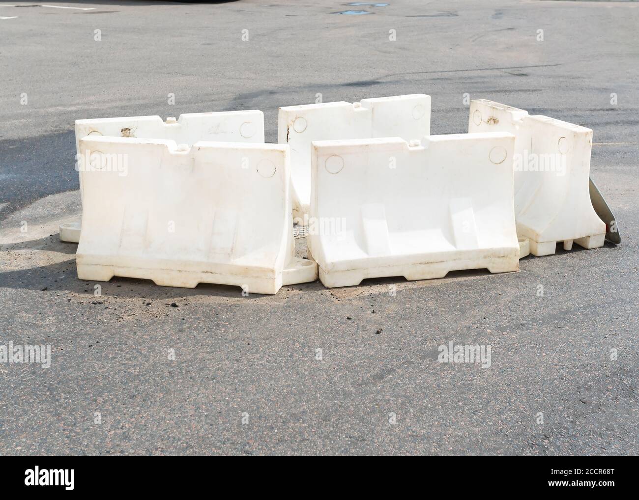 Des blocs de protection en plastique blanc autour du défaut sur l'asphalte en raison de l'entretien. Photo de haute qualité Banque D'Images