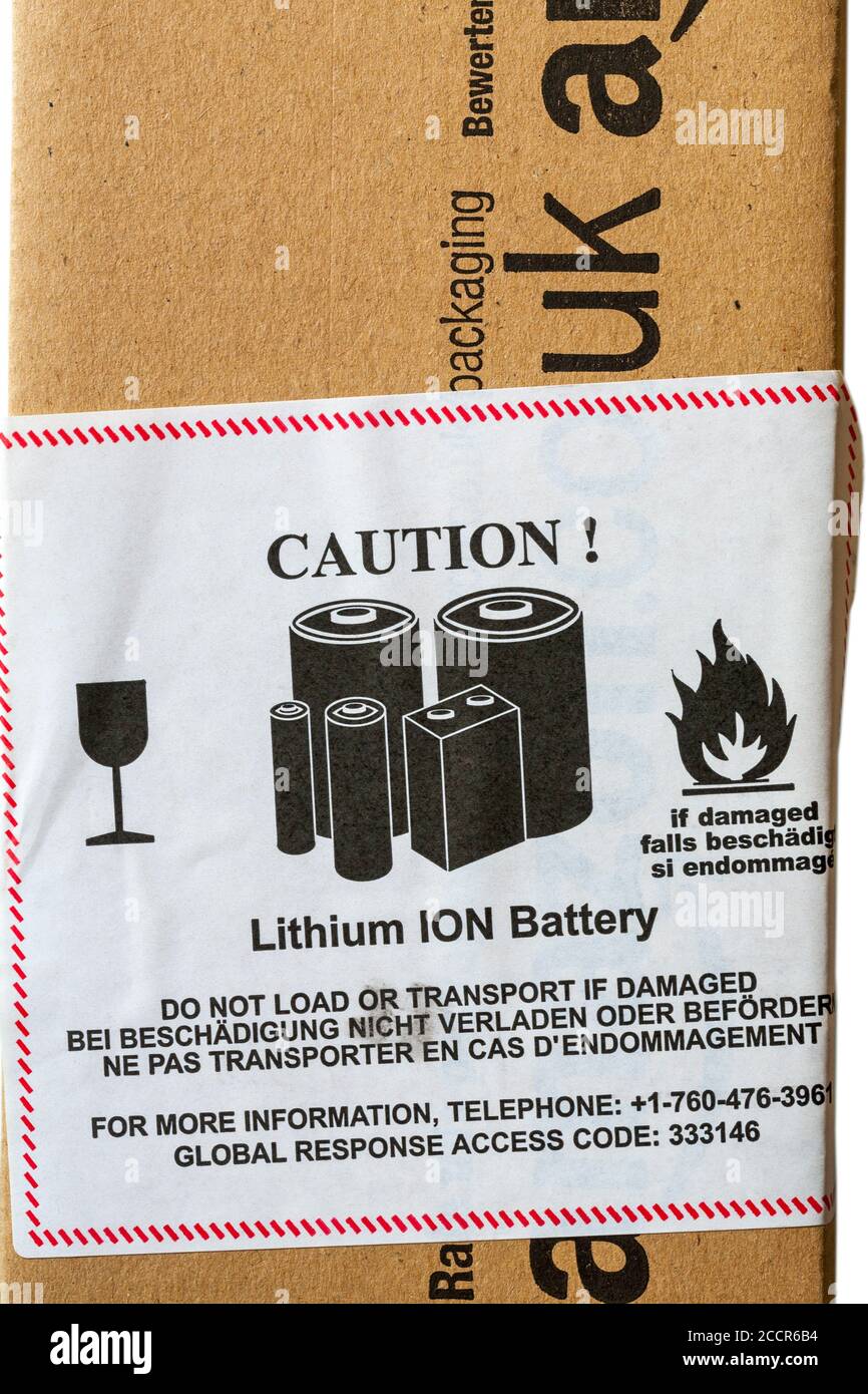 Attention batterie lithium-ION ne chargez pas et ne transportez pas la batterie si Étiquette d'autocollant endommagée sur le colis d'Amazon Banque D'Images