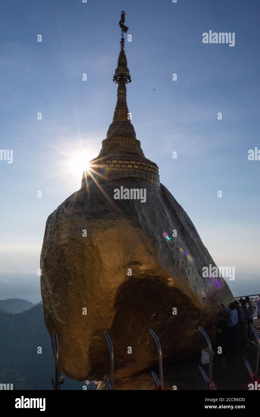 Des hommes qui collent des feuilles d'or à la Pagode Kyaiktiyo - Golden rock. Le soleil brille. Site de pèlerinage bouddhiste sacré. Les femmes ne sont pas autorisées. Mon état, Myanmar Banque D'Images
