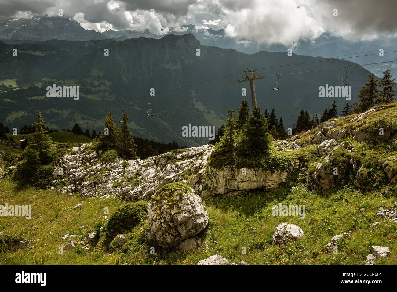 Un ascenseur autour de la Berneuse et une vue sur les montagnes environnantes, la Suisse Banque D'Images