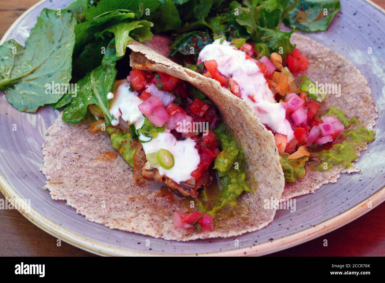 Assiette de tacos aux champignons végétaliens avec tortilla sans gluten et vert salade Banque D'Images