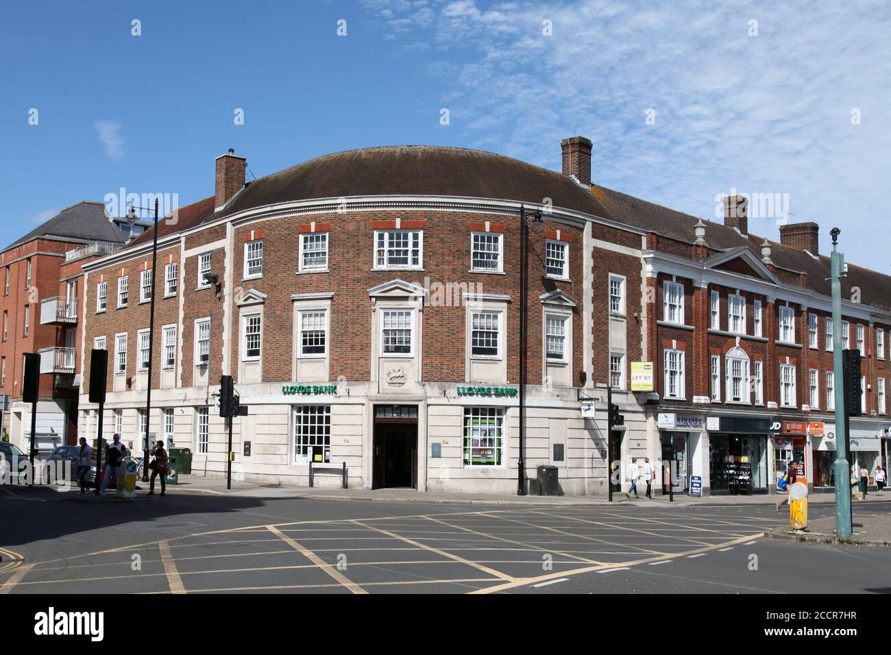 Groupe bancaire Lloyds Bank à l'angle d'Epsom High Street dans le centre-ville, Epsom, Surrey, Angleterre, Royaume-Uni, août 2020 Banque D'Images