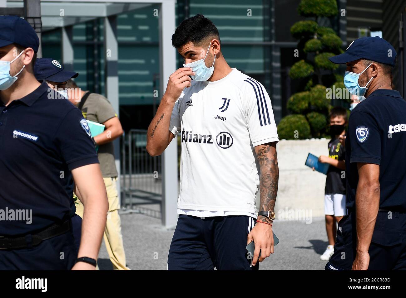 Turin, Italie. 24 août 2020. TURIN, ITALIE - 24 août 2020 : Cristian Romero quitte J Medical. Juventus FC commence les formations d'avant-saison le 24 août. (Photo de Nicolò Campo/Sipa USA) crédit: SIPA USA/Alay Live News Banque D'Images