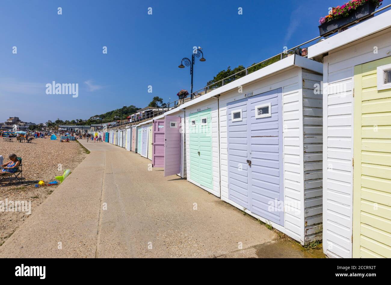 Huttes de plage le long de la promenade Marine Parade à Lyme Regis, une station balnéaire populaire de la côte jurassique à Dorset, au sud-ouest de l'Angleterre Banque D'Images