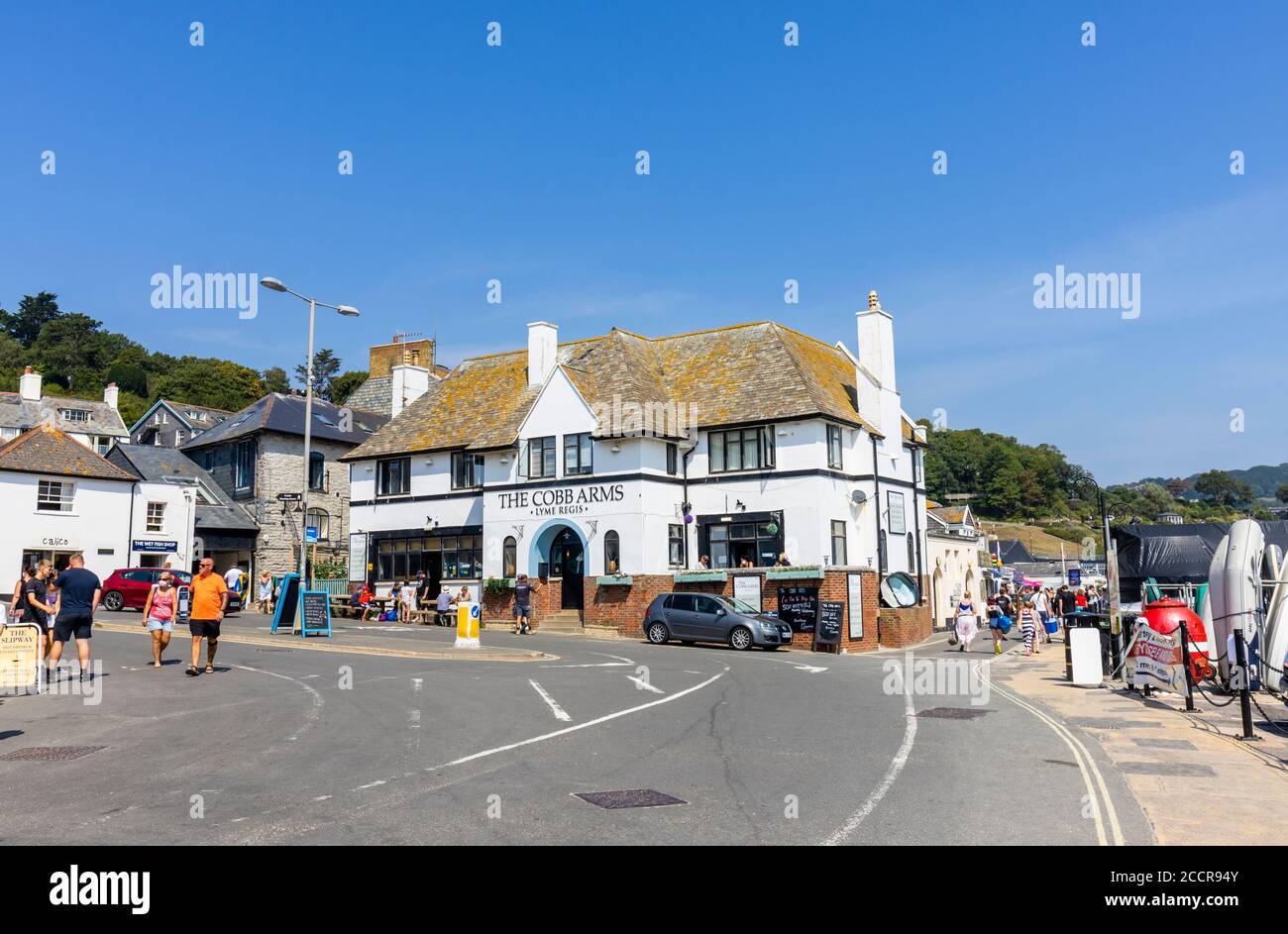 Le pub Cobb Arms par le Cobb à Lyme Regis, une station balnéaire populaire sur la côte jurassique à Dorset, au sud-ouest de l'Angleterre Banque D'Images