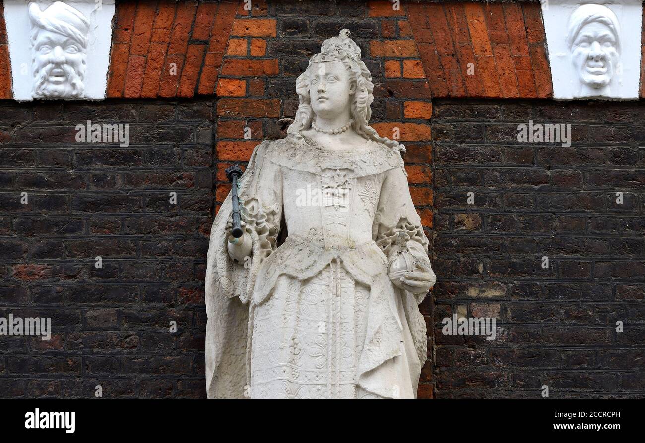 Londres, Angleterre, Royaume-Uni. Statue (c1704) de la reine Anne (1663-1714) à la porte de la reine Anne Banque D'Images