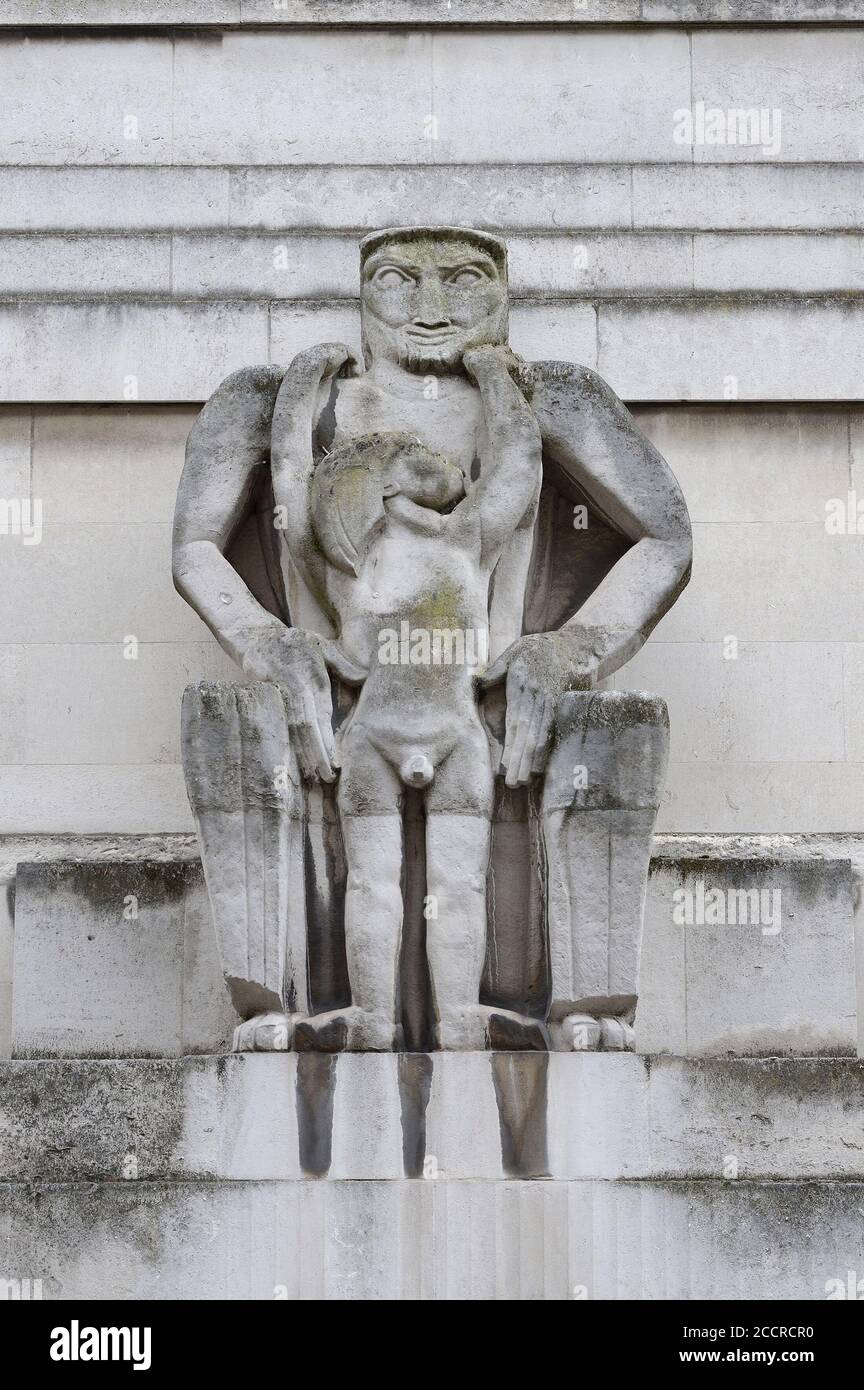 Londres, Angleterre, Royaume-Uni. Station de métro St James's Park - 55 Broadway (1929: Charles Holden) Art déco - Portland Stone. Sculpture Jacob Epstein : « Da Banque D'Images
