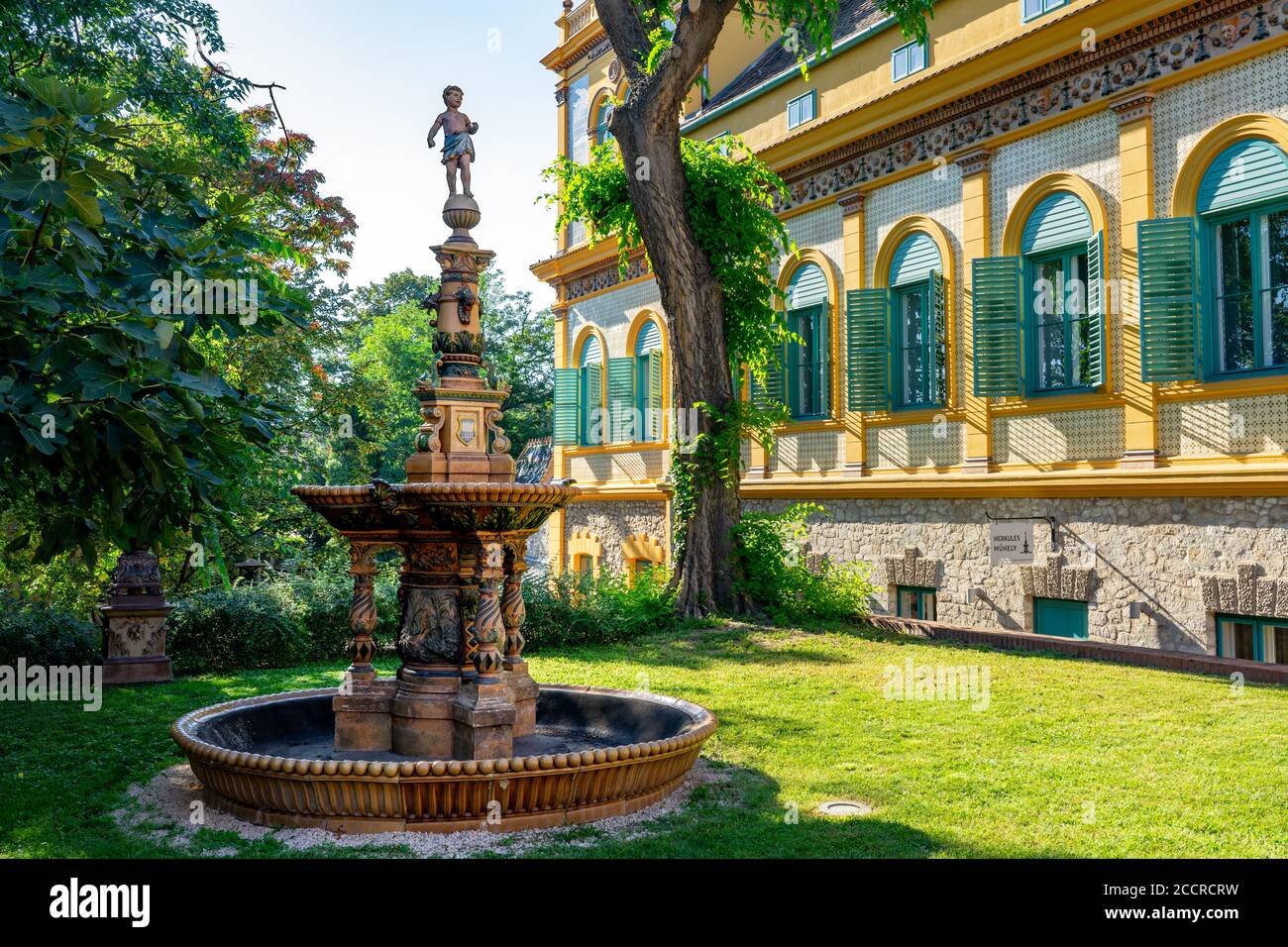 Fontaine décorée avec un garçon à Pecs hongrie Banque D'Images
