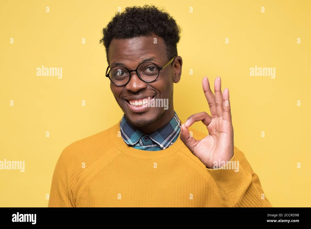 Un jeune africain enthousiaste et réussi montrant le signe ok Banque D'Images