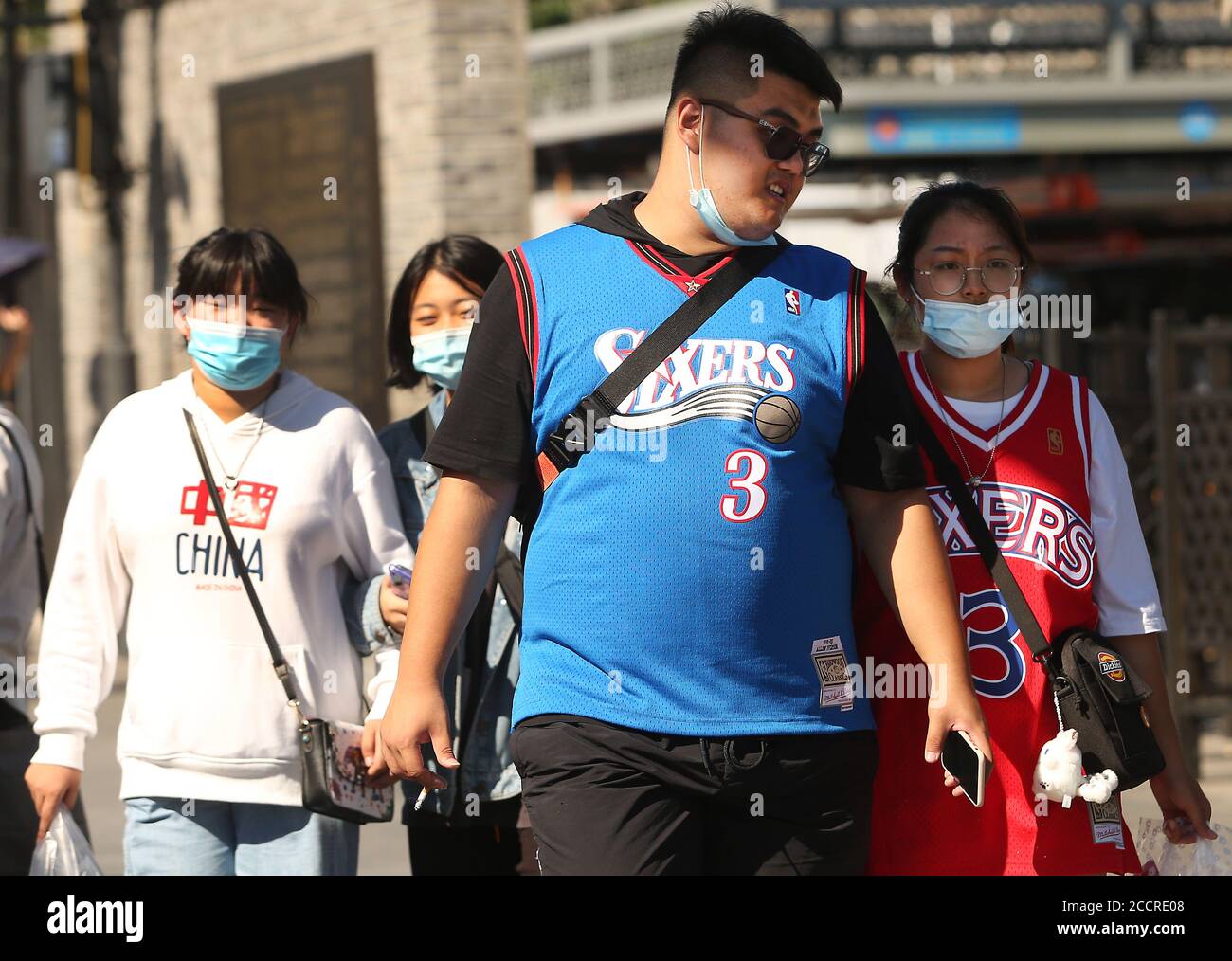 Pékin, Chine. 24 août 2020. Certains Chinois continuent de porter des masques protecteurs à l'extérieur, alors que d'autres ne le font pas après que le gouvernement ait levé l'exigence à Beijing le lundi 24 août 2020. Les responsables de la santé de la capitale ont supprimé l'obligation de porter des masques à l'extérieur, ce qui a pour effet d'assouplir davantage les mesures visant à prévenir la propagation de Covid-19 après que la ville ait signalé 13 jours consécutifs sans nouveaux cas. Malgré l'annonce, une grande proportion de personnes ont continué à porter des masques dans la ville. Photo de Stephen Shaver/UPI crédit: UPI/Alay Live News Banque D'Images