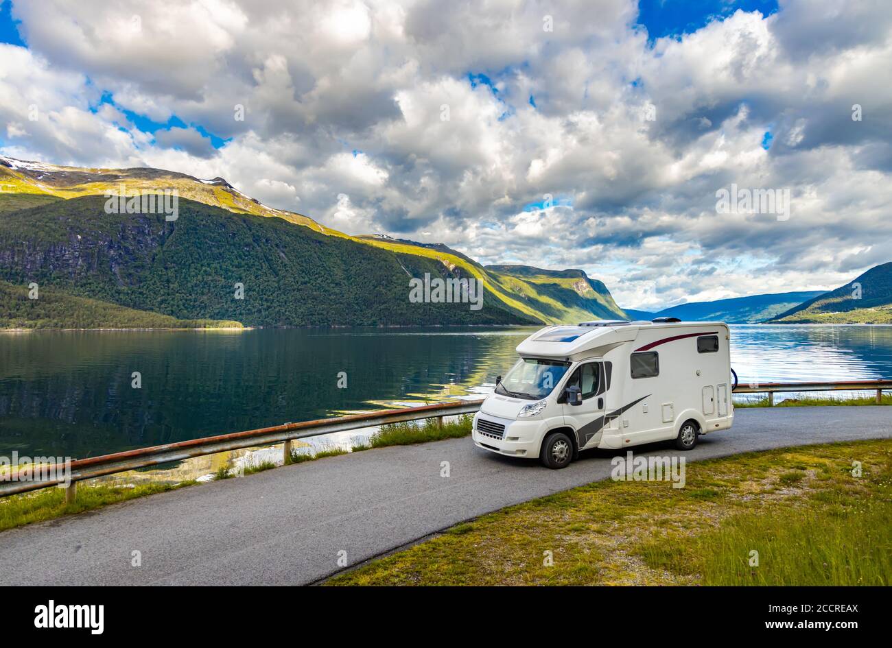 Vacances famille billet RV, vacances voyage en camping-car, caravane location de vacances. Banque D'Images