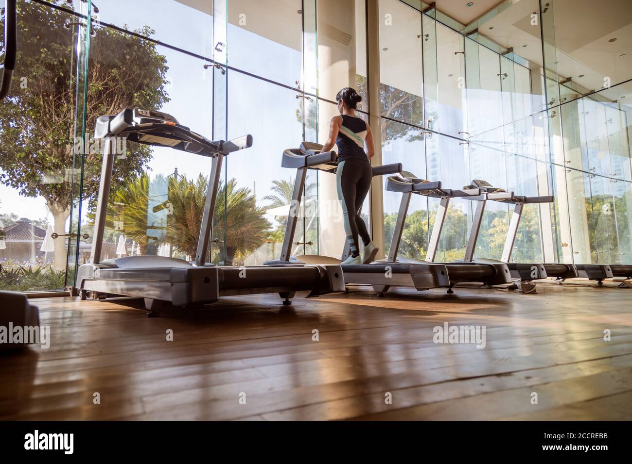 Femme courir sur tapis roulant dans la salle de gym. Style de vie malté. Banque D'Images
