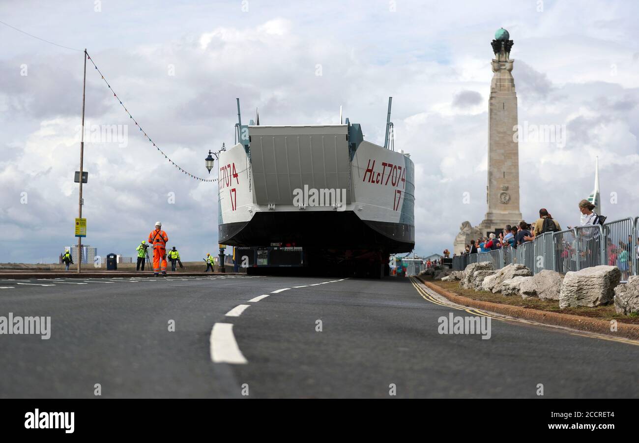 L'embarcation restaurée de la Seconde Guerre mondiale LCT 7074 est transportée de la base navale de Portsmouth à son dernier lieu de repos à l'histoire du jour J à Southsea. Banque D'Images