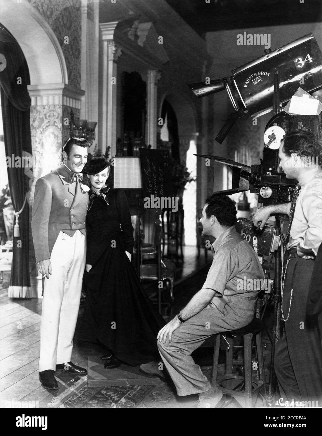 GEORGE BRANT BETTE DAVIS et le réalisateur WILLIAM WYLER sur scène Candid tournage JEZEBEL 1938 de la pièce de musique Owen Davis Max Steiner costumes Orry-Kelly Warner Bros. Banque D'Images