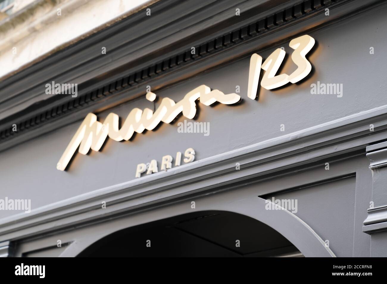 Bordeaux , Aquitaine / France - 08 20 2020 : maison 123 paris signe texte  et logo avant de magasin pour la boutique de vêtements mode femmes Photo  Stock - Alamy