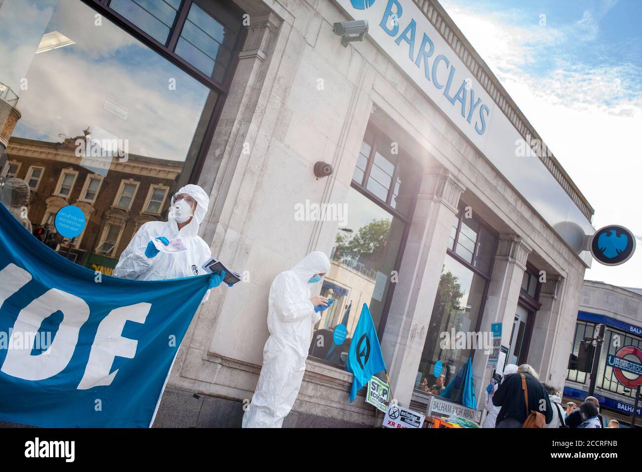 Londres, Royaume-Uni. 24 août 2020. Extinction les membres de la rébellion protestent à l'extérieur de la Barclays Bank à Balham, dans le sud de Londres. XR poursuit sa campagne ‘Sharklays’, enquêtant sur la Barclays Bank pour crimes contre l’humanité et la planète. XR affirment que Barclays est maintenant le plus grand investisseur européen dans les combustibles fossiles. Crédit : Neil Atkinson/Alay Live News Banque D'Images