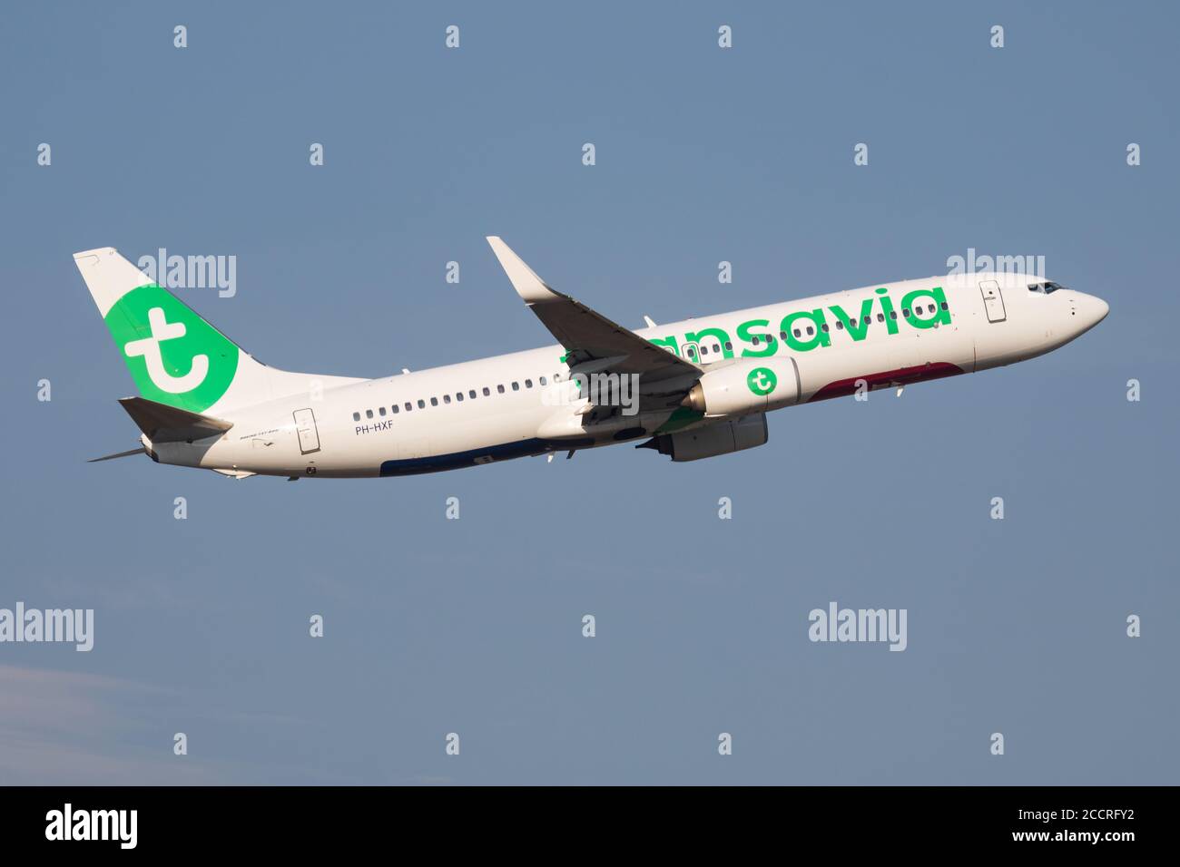 Budapest / Hongrie - 7 octobre 2018 : départ et décollage de l'avion passager Transavia Boeing 737-800 pH-HXF à l'aéroport de Budapest Banque D'Images