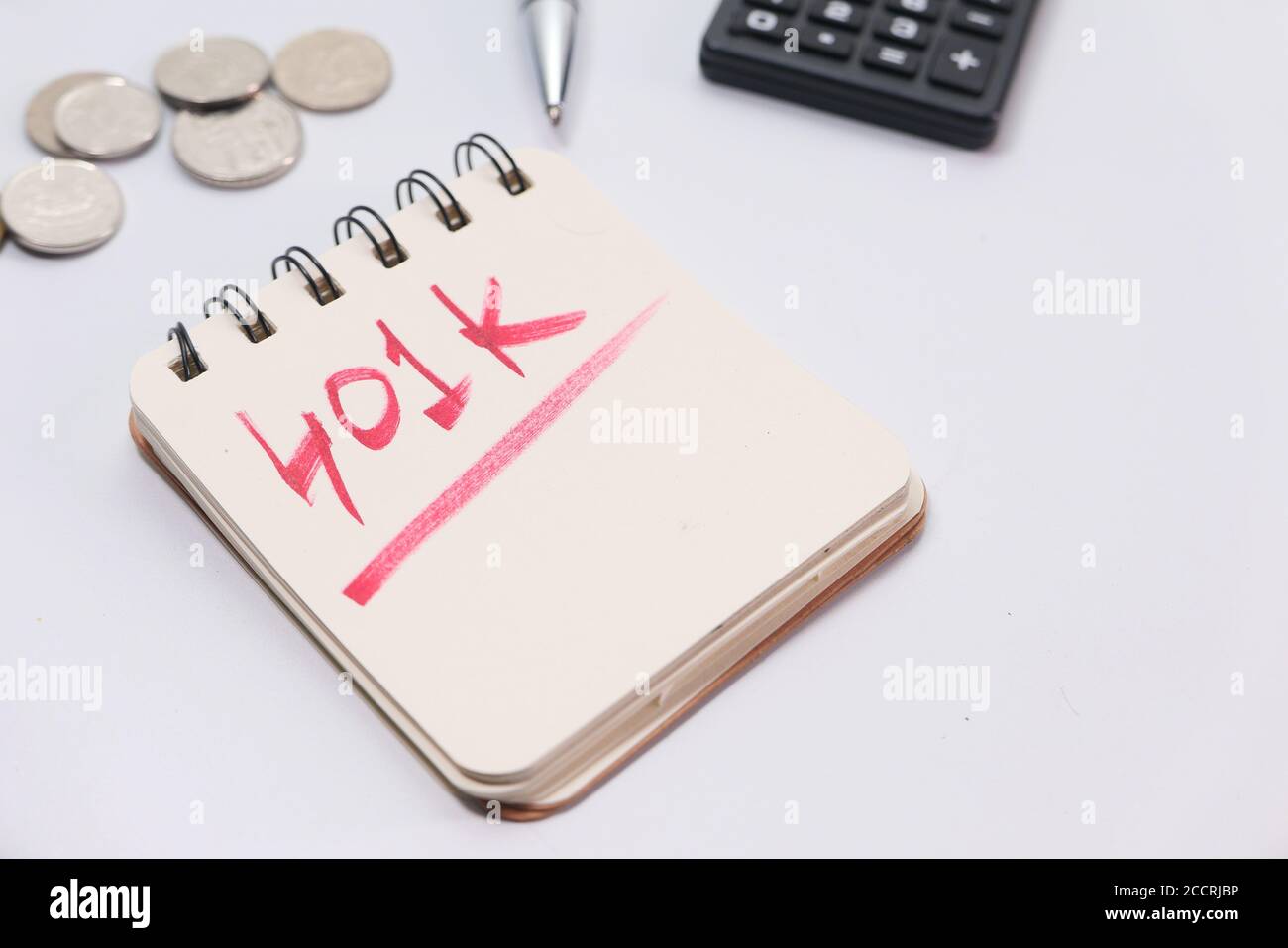 Bloc-notes avec le mot 401k sur fond blanc, gros plan , Banque D'Images