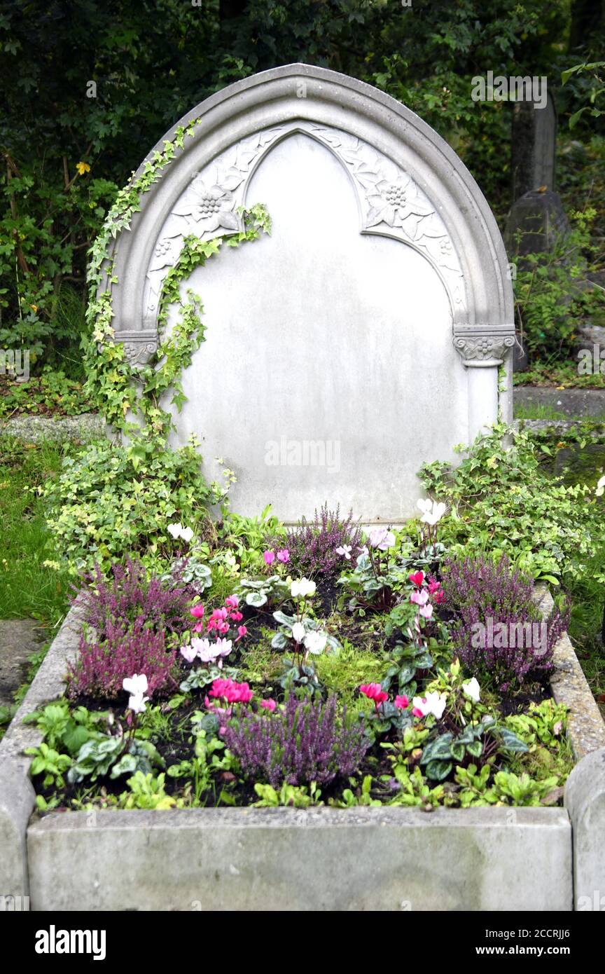 Tombe en pierre tombale vierge d'un récent enterrement funéraire dans un Vieux cimetière avec espace de copie pour Halloween graimportance horreur mort photos d'arrière-plan imag Banque D'Images