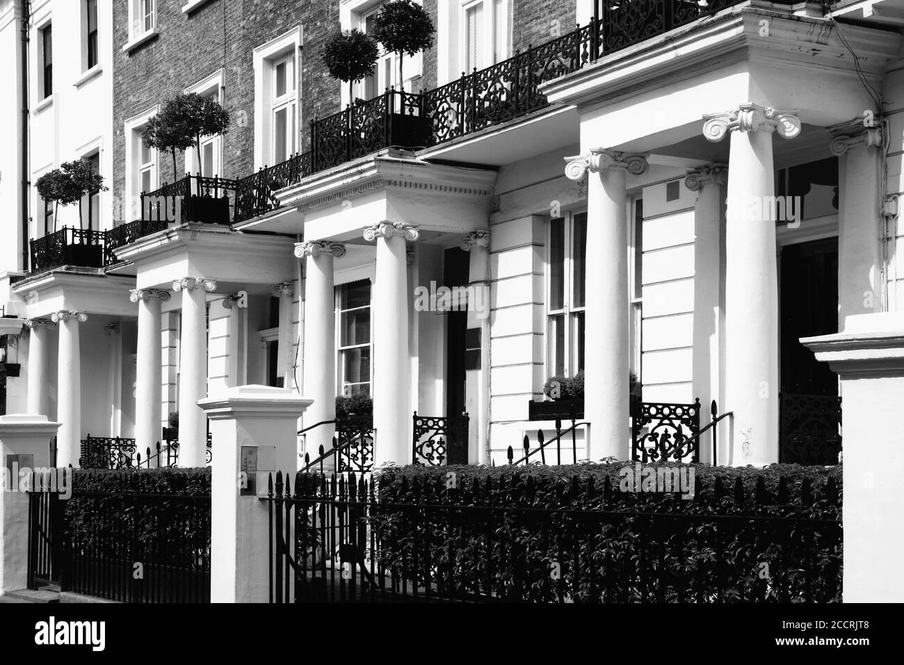 Image en noir et blanc d'une Régence géorgienne à l'ancienne Maisons de ville mitoyennes à l'architecture de bâtiment à Notting Hill Kensington Londres Angleterre Banque D'Images