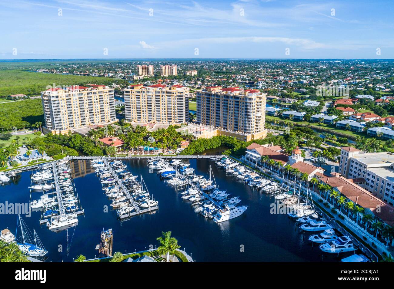 Cape Coral Florida, le Westin Cape Coral Resort à Marina Village, Tarpon point Marina Luxury Condominiums, docks, bateaux, vue aérienne sur les oiseaux Banque D'Images