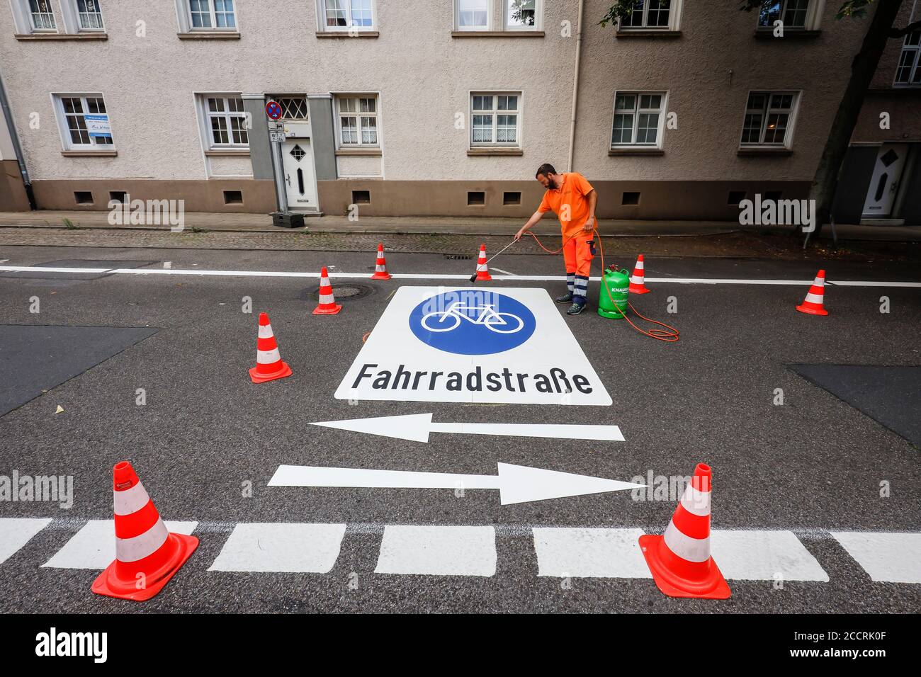 Essen, région de Ruhr, Nordrhein-Westfalen, Allemagne - Nouvelle rue de vélo, marqueurs routiers en appliquant les pictogrammes de vélo, ici dans la Busehofstrasse dans la di Banque D'Images