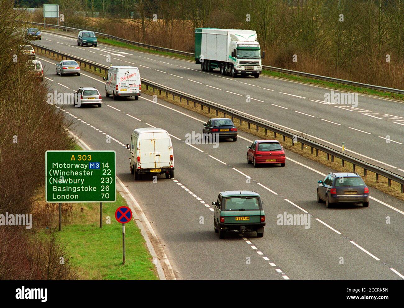 Faible volume - circulation en direction de Londres sur la route principale A303 près d'Andover, Hampshire en 2002. ROYAUME-UNI Banque D'Images