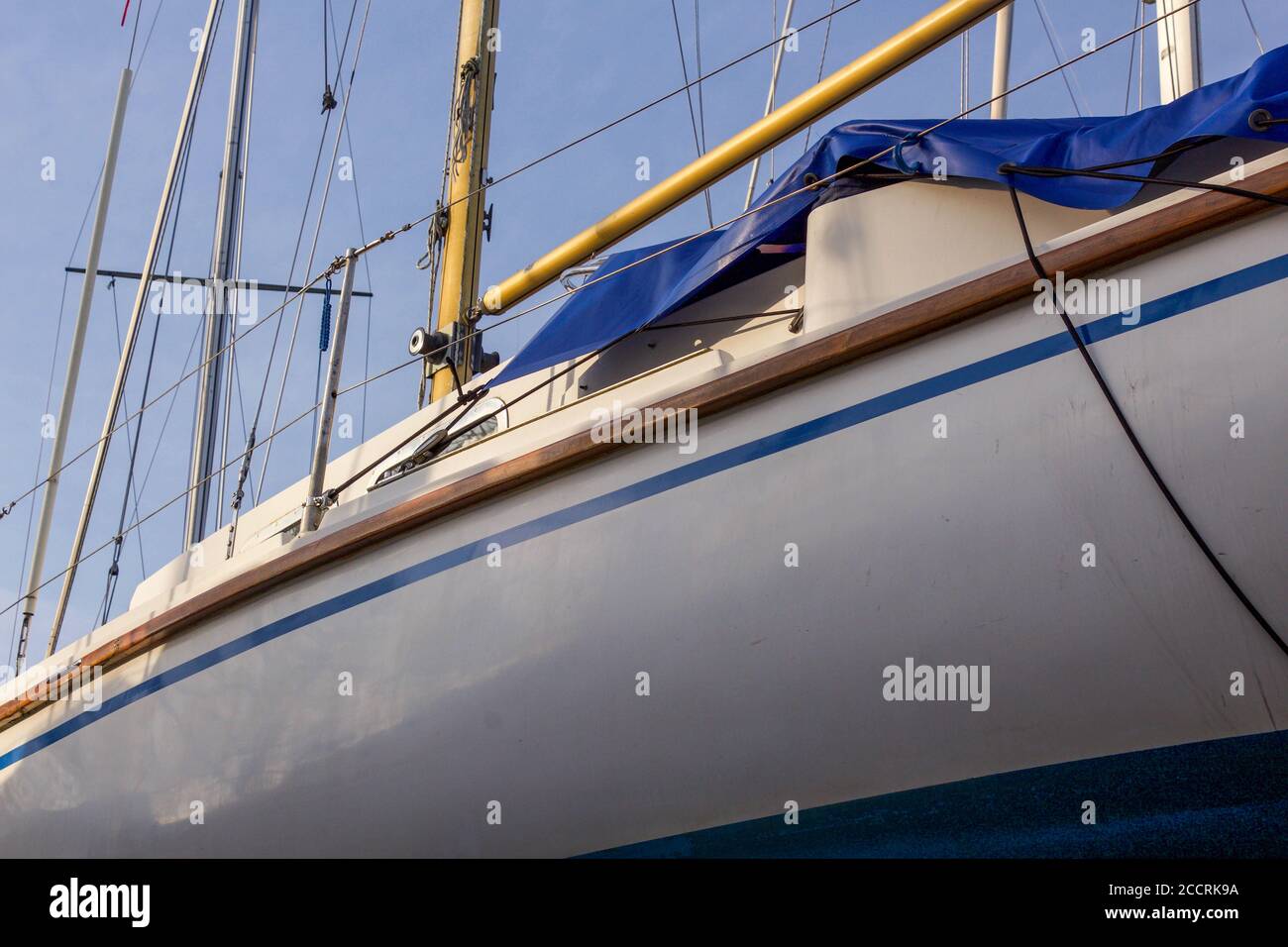Un yacht de loisirs hivernant dans un quai sec Banque D'Images