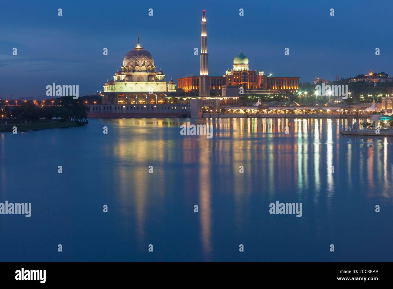 Vue de nuit sur la mosquée Putra, Putrajaya, Malaisie Banque D'Images