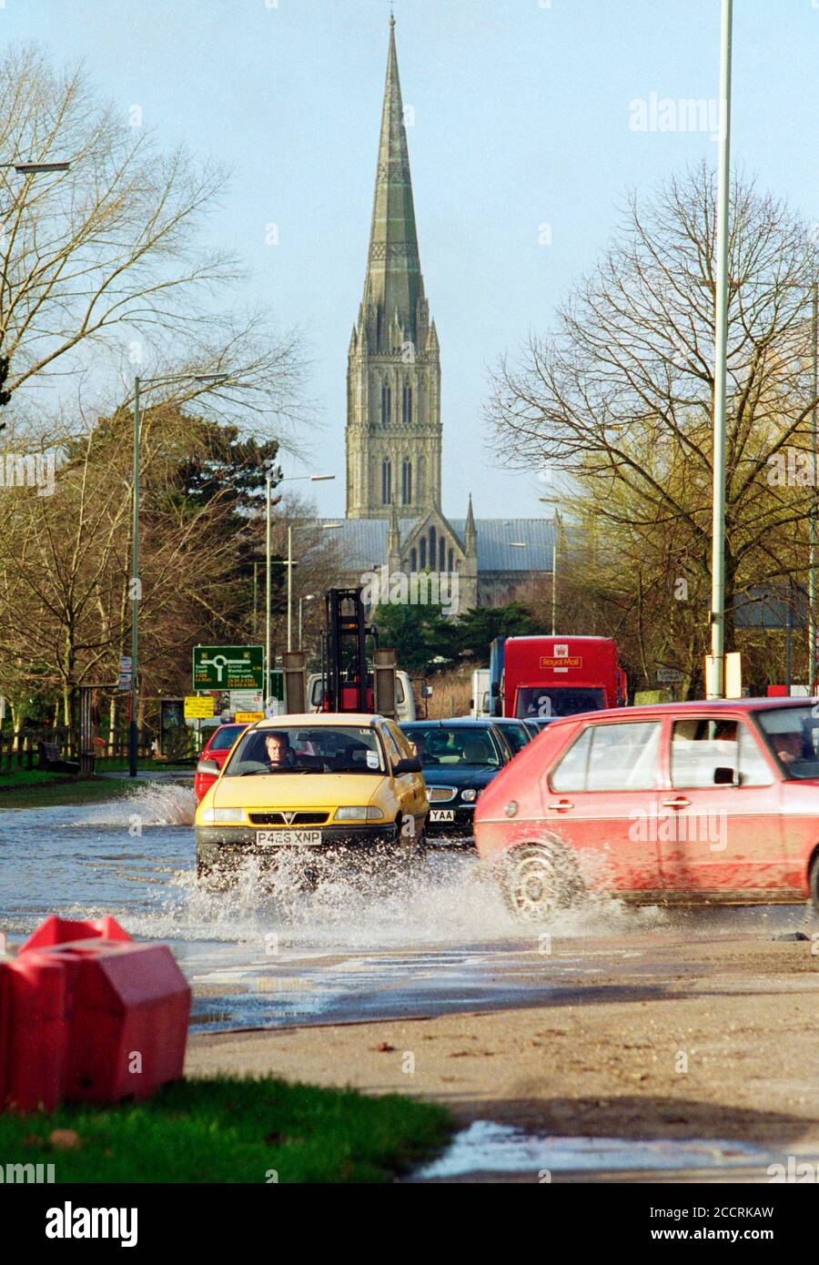 Une route inondée de Southampton Road, la route principale de Salisbury, au Royaume-Uni, suite à de fortes pluies en 2001. La cathédrale de Salisbury est visible en arrière-plan. Banque D'Images