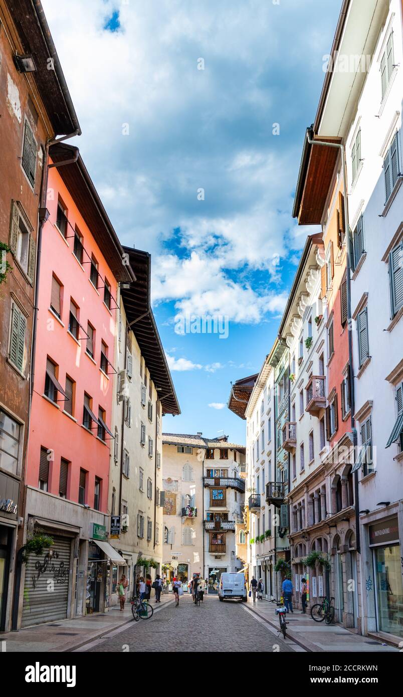 Trento, Trentin-Haut-Adige - 18 août 2020 : l'une des principales rues piétonnes du centre historique. Bâtiments historiques et personnes se balader Banque D'Images