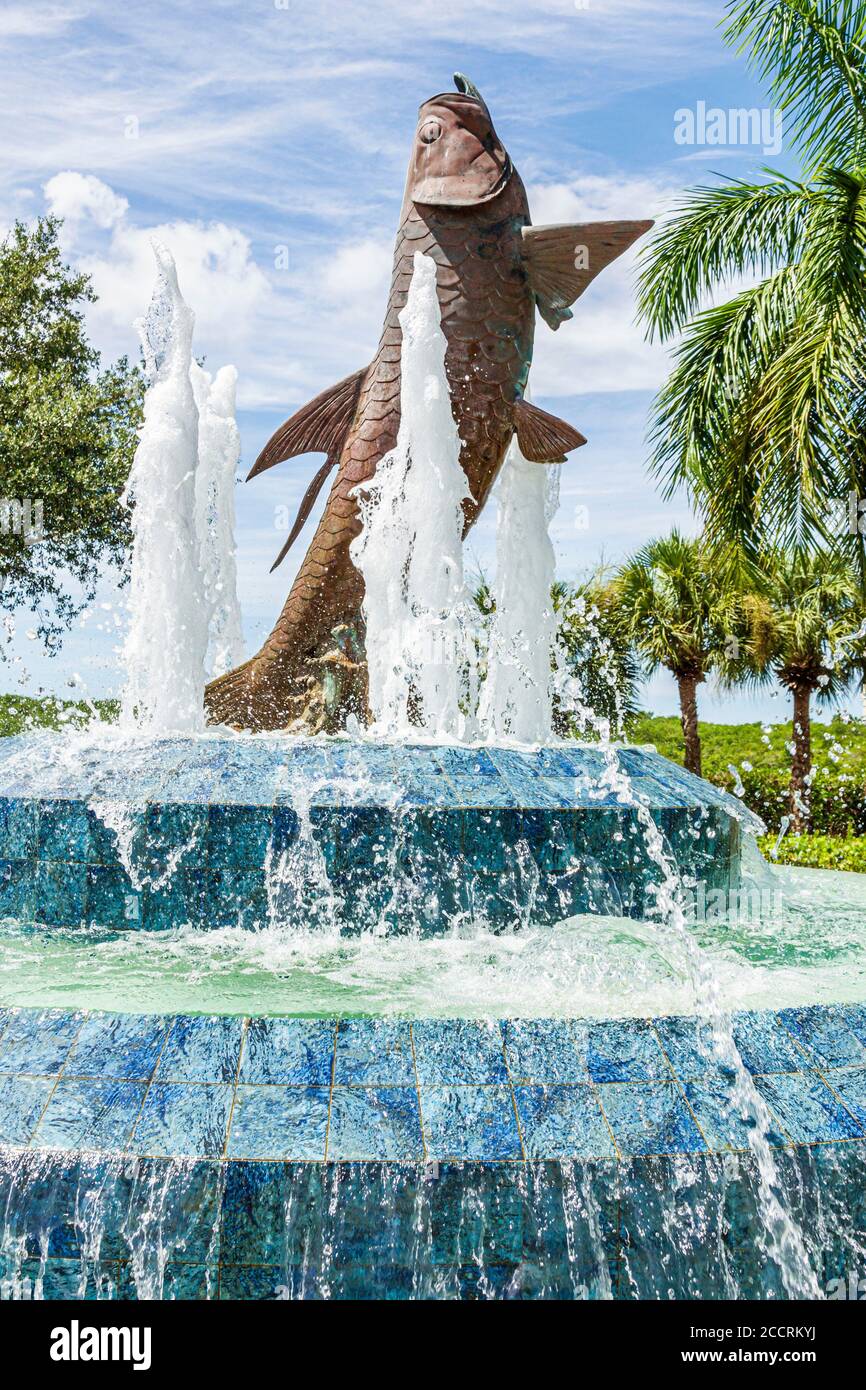 Cape Coral Florida, Westin Cape Coral Resort à Marina Village, entrée, fontaine d'eau, sculpture de poisson à tarpon, les visiteurs voyagent tour touriste tou Banque D'Images