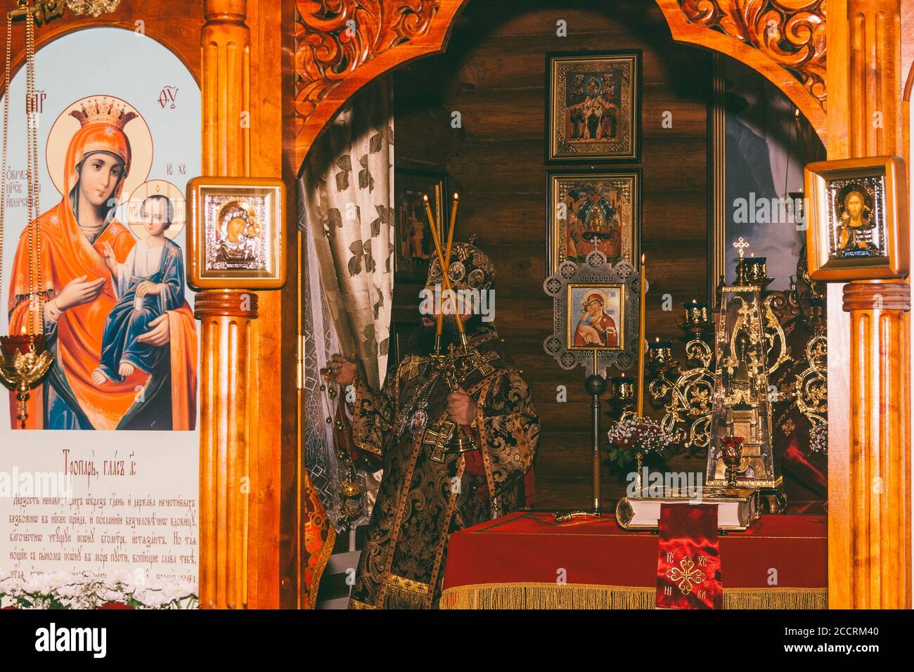 Adygea, Russie - 8 novembre 2017 : l'archevêque sert à la divine Liturgie dans l'autel de l'Église orthodoxe Banque D'Images