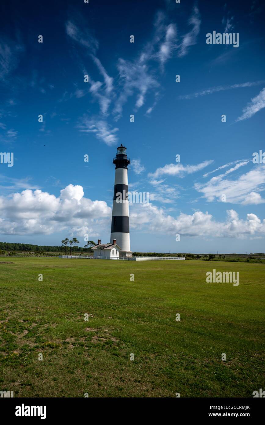 Phare de l'île de Bodie au début du mois d'août avec ciel partiellement nuageux Banque D'Images
