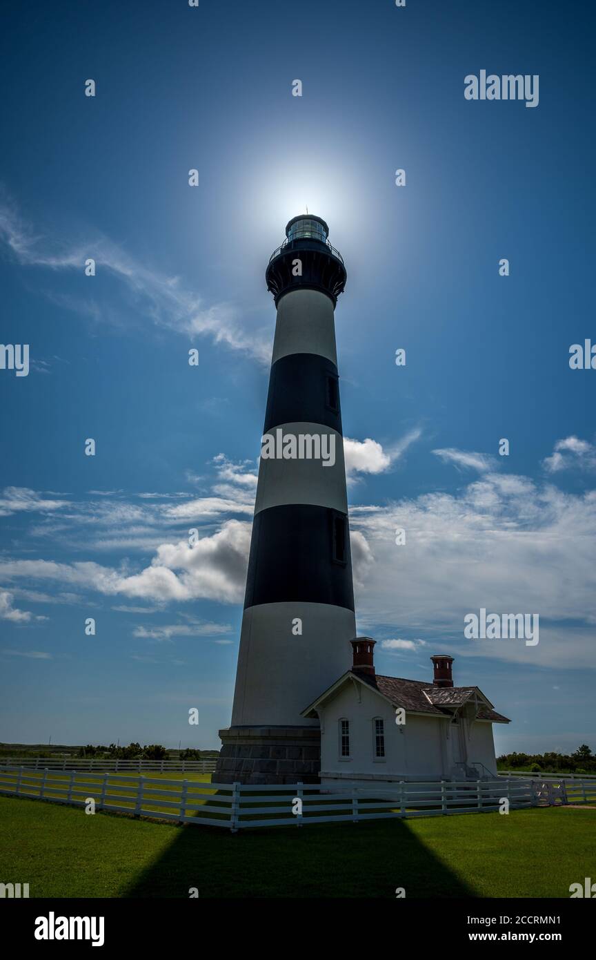 Phare de l'île de Bodie au début du mois d'août avec ciel partiellement nuageux Banque D'Images