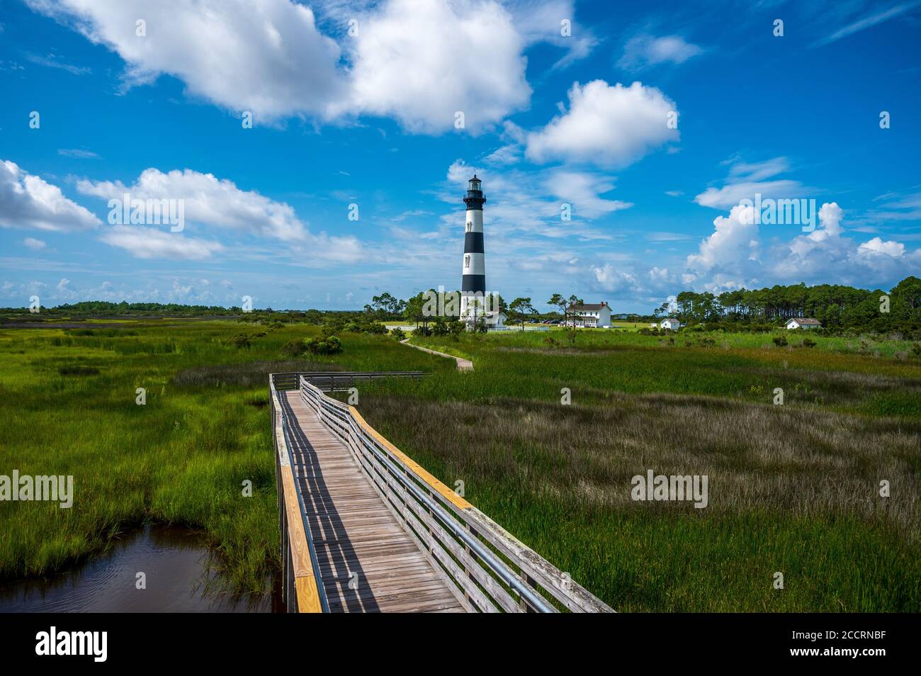 Phare de l'île de Bodie au début du mois d'août avec ciel partiellement nuageux Banque D'Images