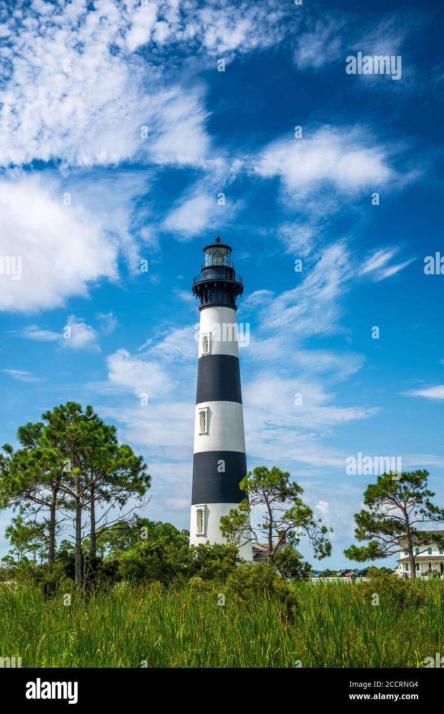 Phare de l'île de Bodie au début du mois d'août avec ciel partiellement nuageux Banque D'Images