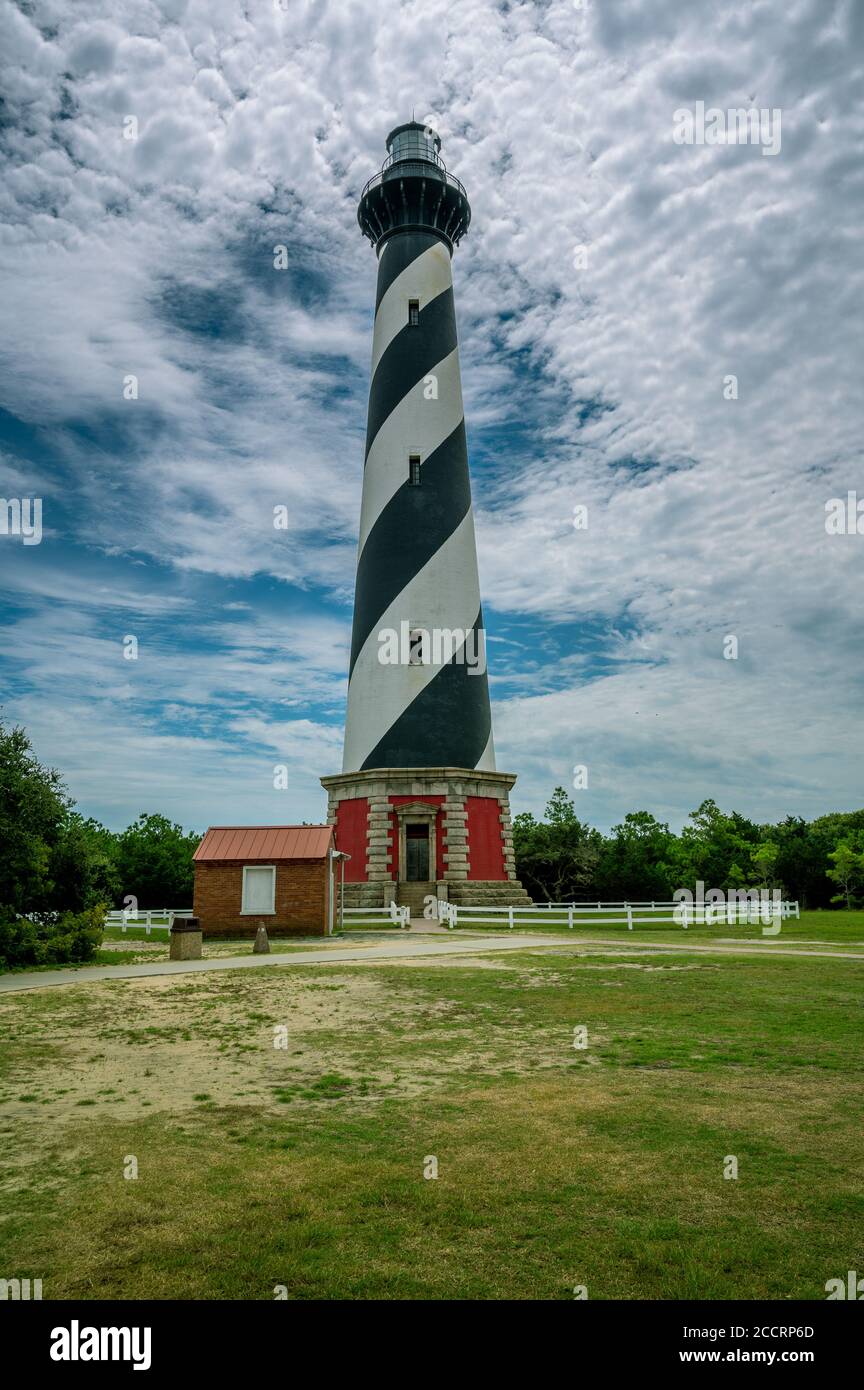 Cape Hatteras Lighthouse à Hatteras en Caroline du Nord au début du mois d'août ciel partiellement nuageux Banque D'Images