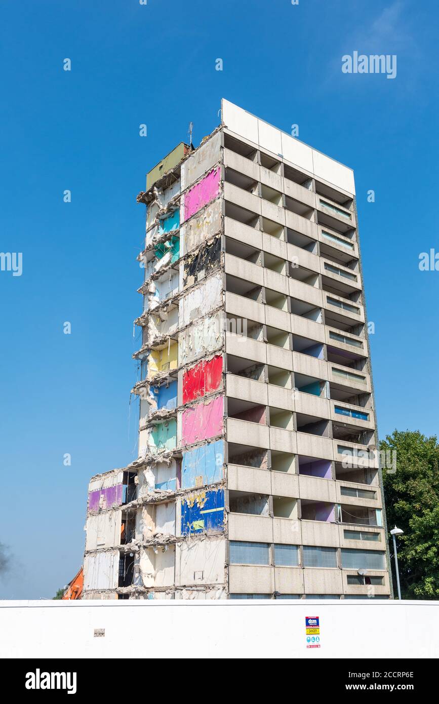 La démolition de la tour Heath House à Druids Heath, Birmingham, est en cours par la société de démolition DSM Banque D'Images