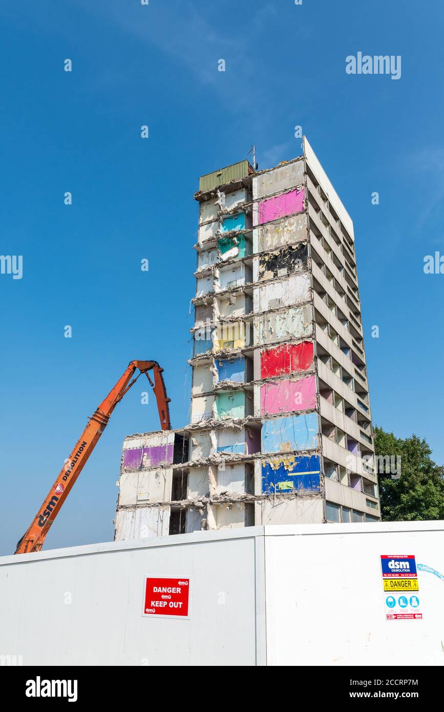 La démolition de la tour Heath House à Druids Heath, Birmingham, est en cours par la société de démolition DSM Banque D'Images