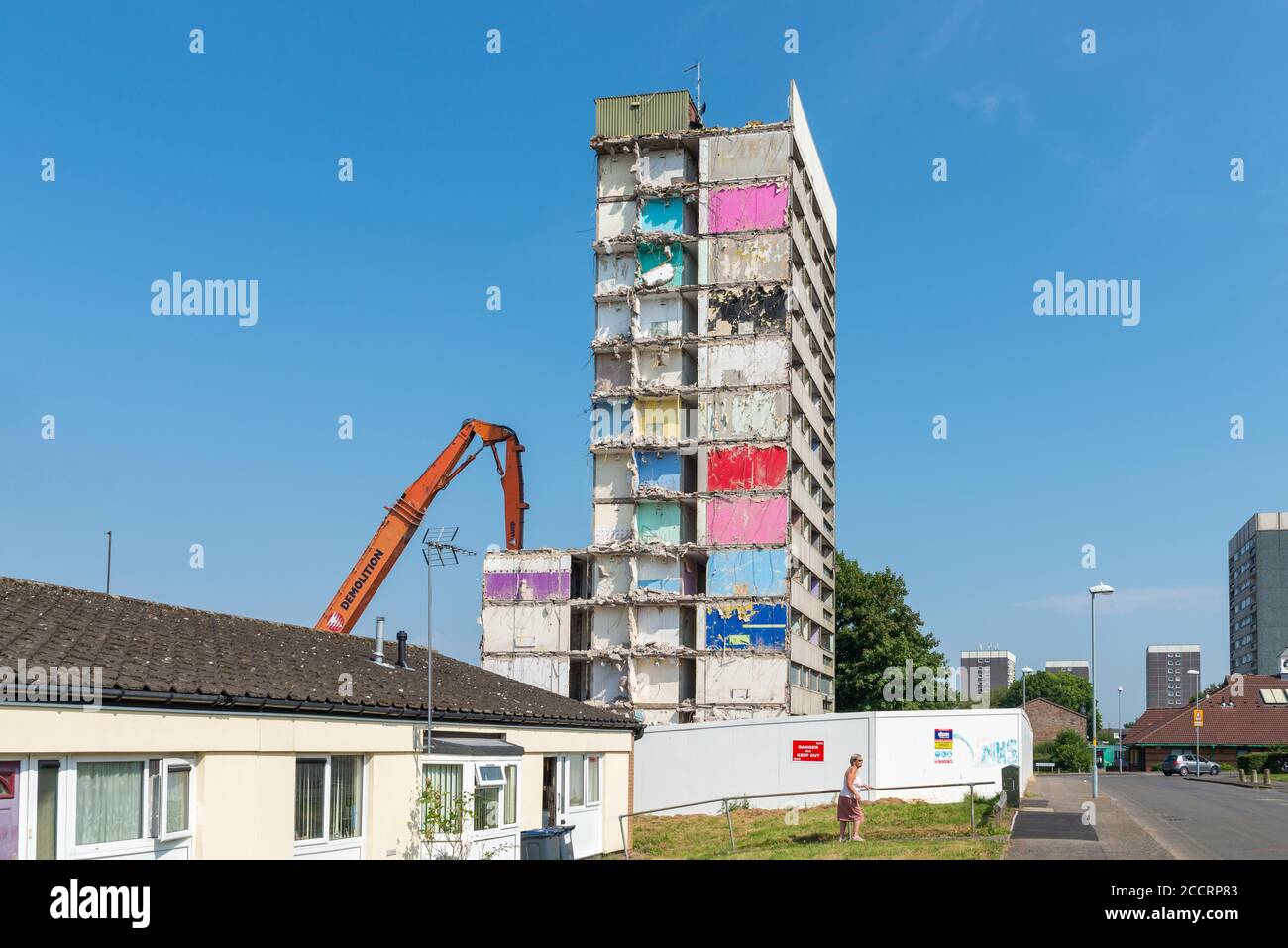 La démolition de la tour Heath House à Druids Heath, Birmingham, est en cours par la société de démolition DSM Banque D'Images