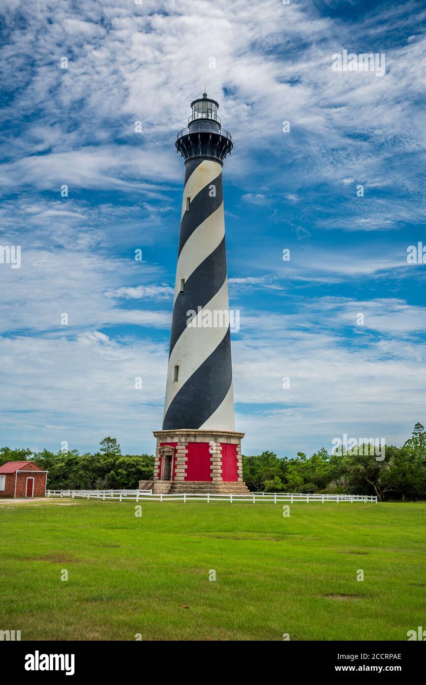 Cape Hatteras Lighthouse à Hatteras en Caroline du Nord au début du mois d'août ciel partiellement nuageux Banque D'Images