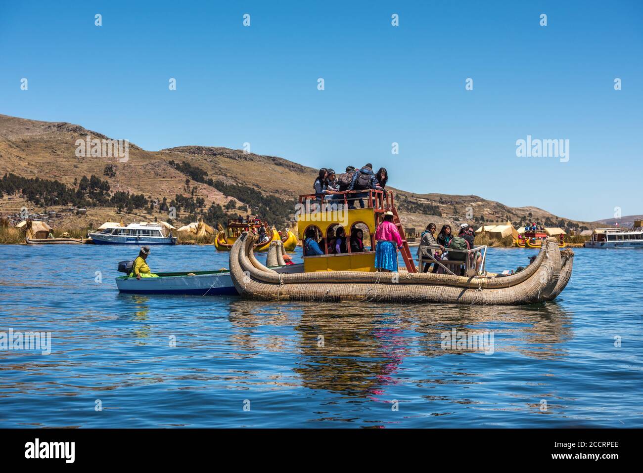 Puno, Pérou - octobre, 9, 2015: Touristes sur le bateau à roseaux, Uros îles flottantes du lac Titicaca, Pérou, Amérique du Sud Banque D'Images