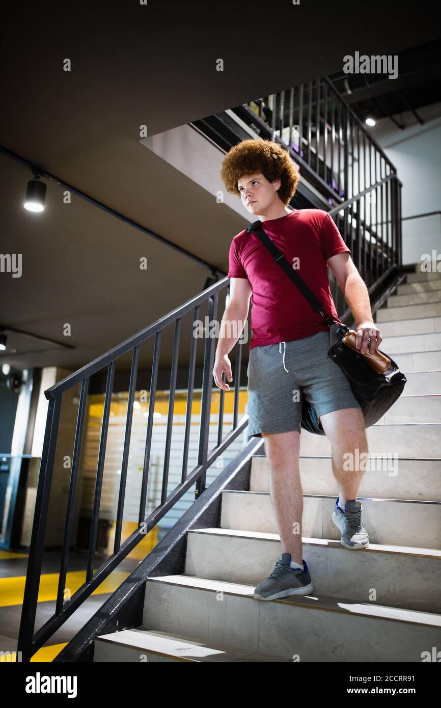 Homme de graisse fatigué pensant aux problèmes de poids, désir de perdre le poids, entraînement de salle de gym Banque D'Images