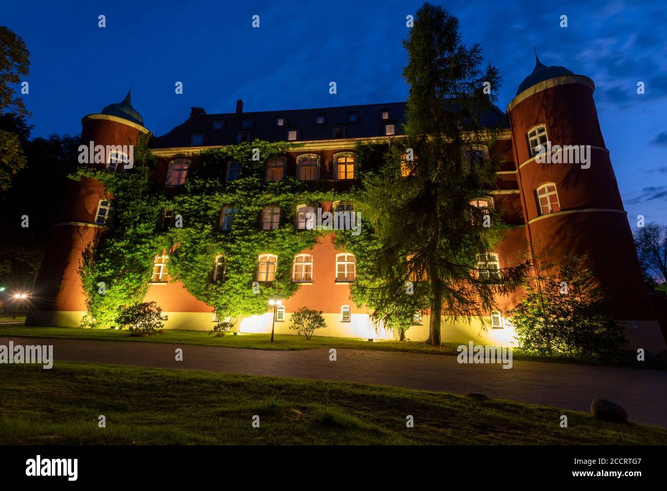 Glowe, Allemagne. 14 août 2020. Le château de la Renaissance Spyker à l'heure bleue. Il est situé entre Bobbin et Glowe et est considéré comme le plus important bâtiment laïque de l'île de Rügen. Après la guerre de trente ans, le manoir du Grand Jasmund Bodden appartenait au maréchal suédois Carl Gustav von Wrangel, qui mourut ici en 1676. Aujourd'hui, le bâtiment est connu sous le nom de Schlosshotel Spiker. Credit: Stephan Schulz/dpa-Zentralbild/ZB/dpa/Alay Live News Banque D'Images