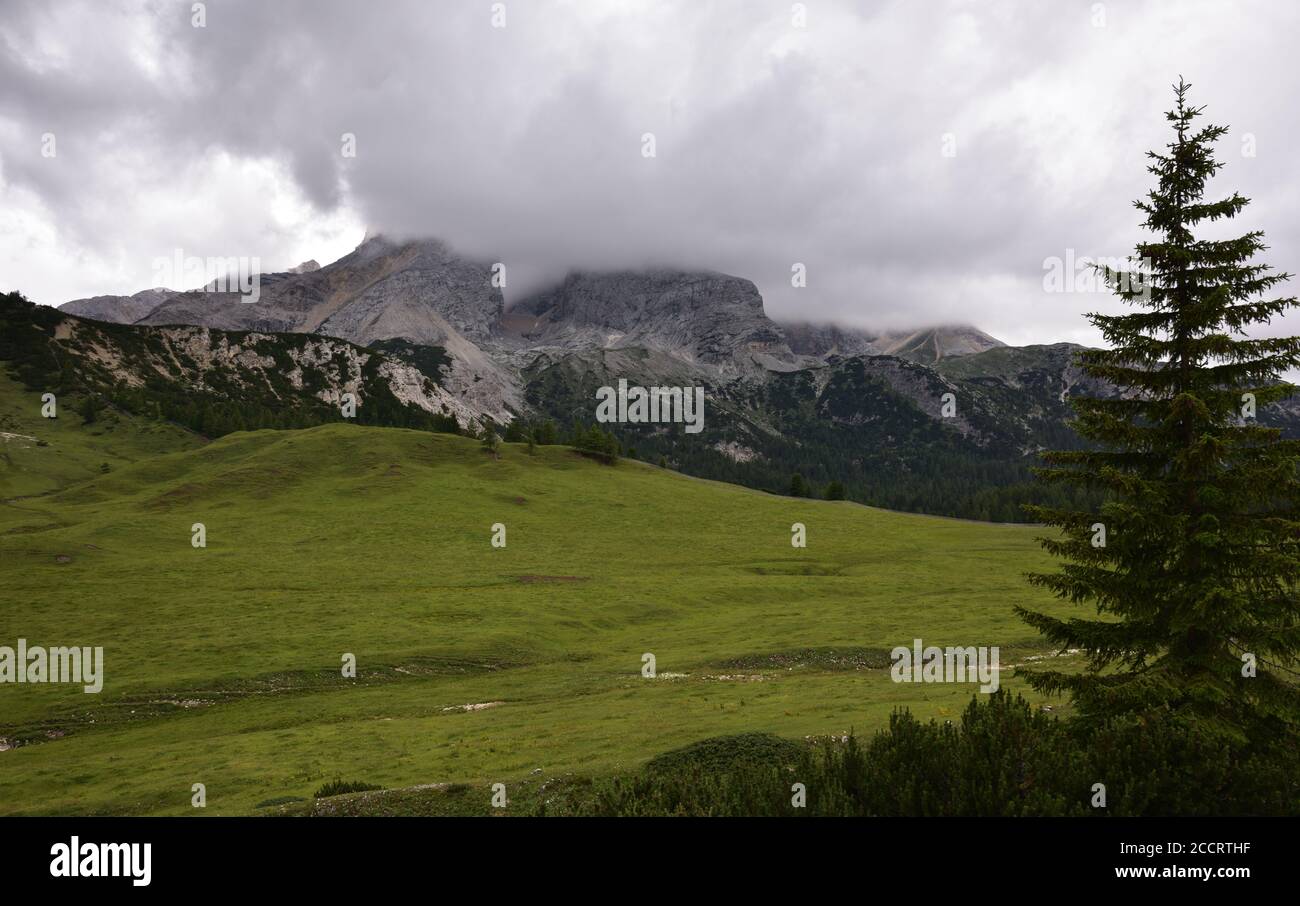 Le massif de Croda Rossa sous les nuages de la place Prato Banque D'Images